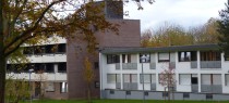 Klick auf das Foto öffnet mehr Informationen Blick auf das Schulgebäude